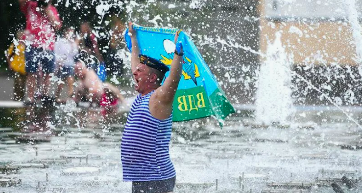 Фото Десантники в фонтанах и колонны машин. Что происходит на улицах Новосибирска в День ВДВ. ОНЛАЙН 12